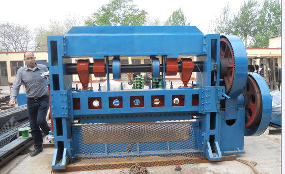 China Stainless Steel Round Hole Shape Expanded Metal Making Machine For Benefit supplier